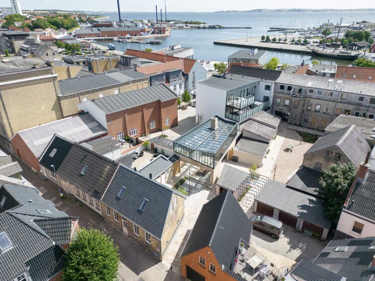 Smedjen — gårdsrum med træ