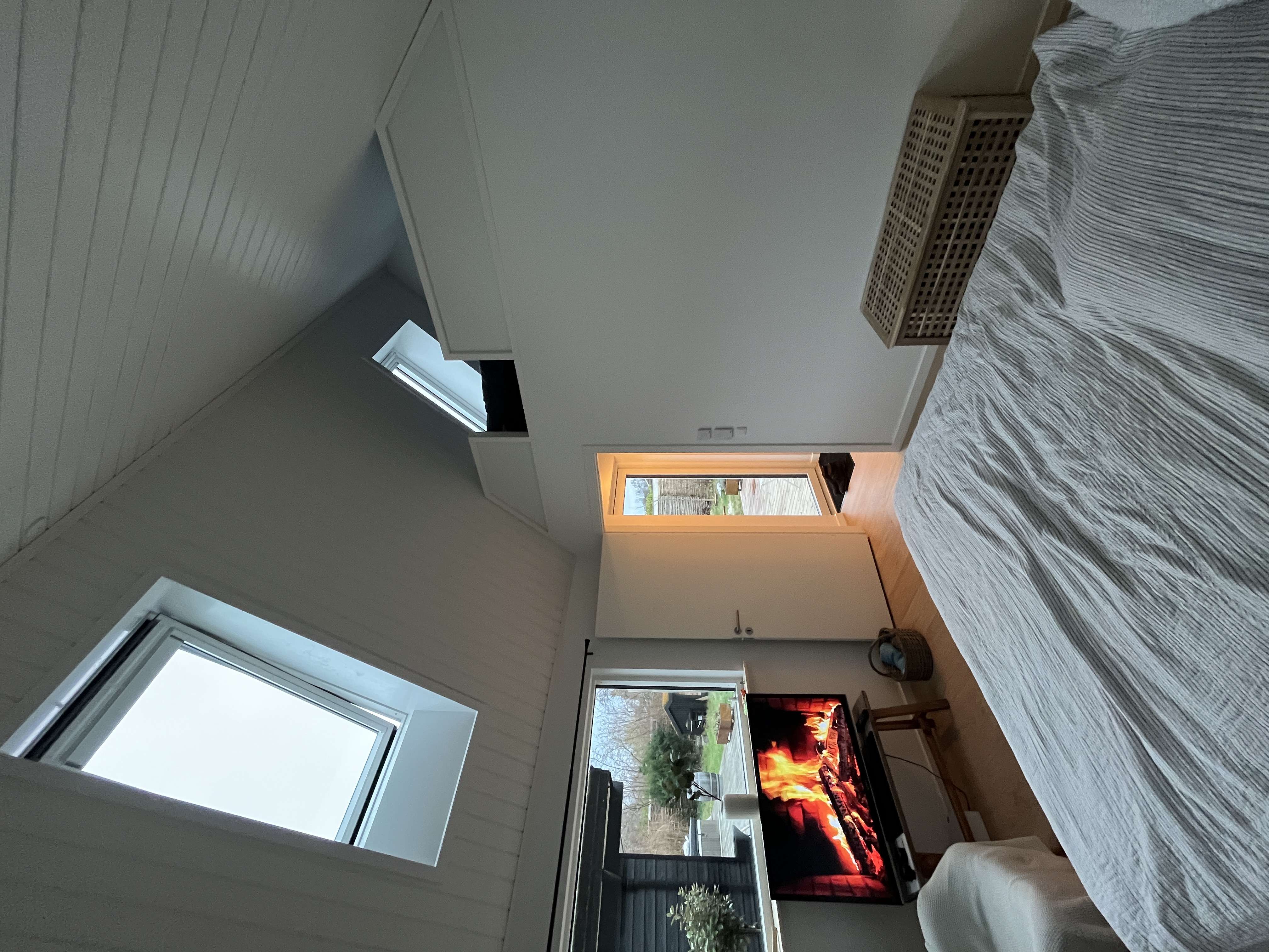 Strandkrogen — interiør med hvide vægge og skrå loft