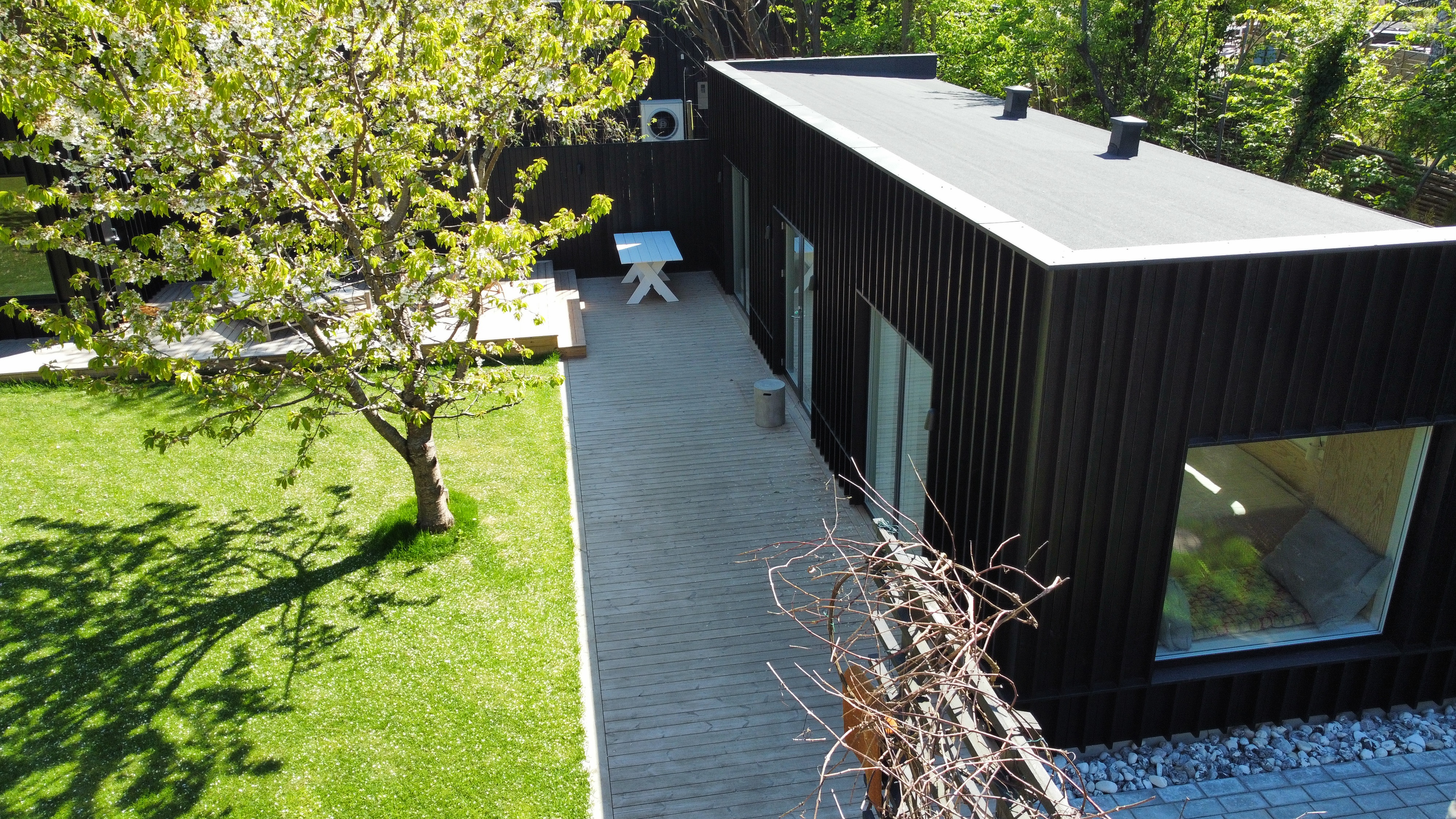 Wadstedvej — luftfoto med terrasse og sort tag