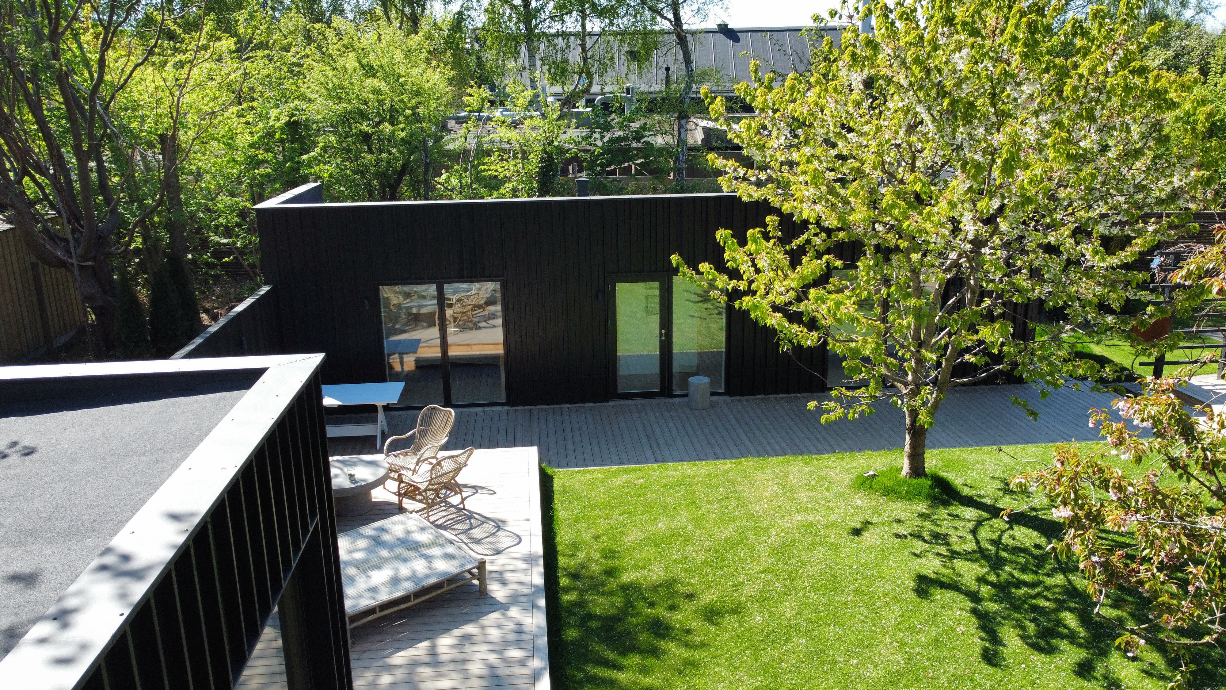 Wadstedvej — tagterrasse og anneks set fra oven